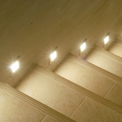 Подсветка лестницы светодиодными светильниками